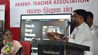 A SkillUpster presenter speaking beside a presentation display